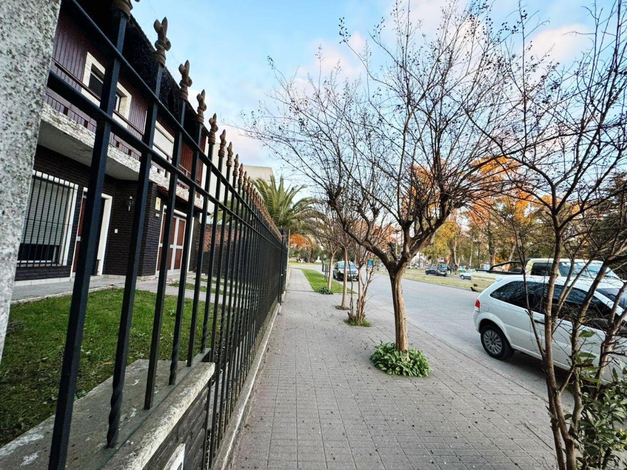 Casa Zona Residencial , Pileta, Garage Doble Y Quincho Con Parrilla * Azul